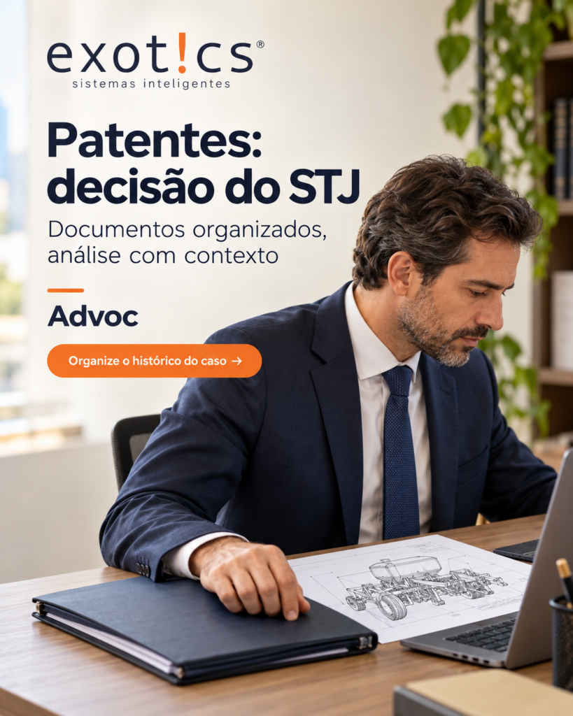 Advogado de terno azul-marinho analisa um desenho técnico ao lado de notebook e pasta de documentos em escritório com luz natural suave.