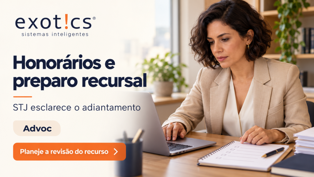 Advogada de blazer bege consulta uma lista de tarefas ao lado do notebook, em escritório com luz natural suave.